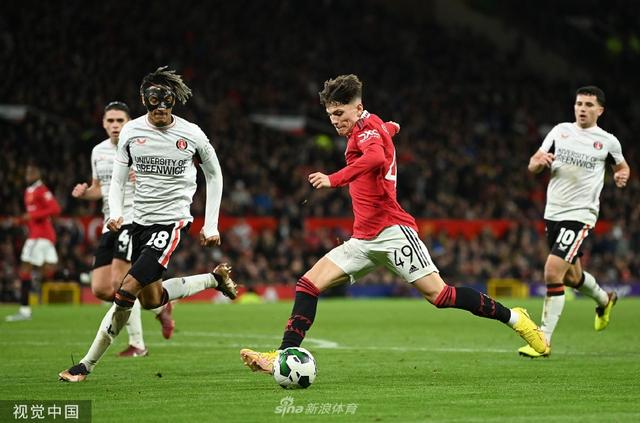 她不仅曾偶 她不仅曾偶